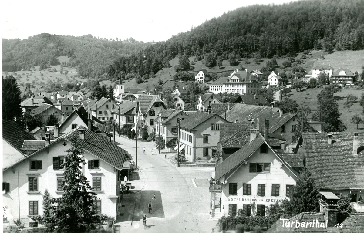 Diese Aufnahme von der ruhigen Tösstalstrasse mit der Bäckerei Märki links und der Kreuzstrasse entstand 1940 vom Kirchturm aus. Märki und Kreuzstrasse um 1940